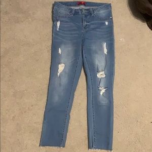 Women’s distressed jean Capri